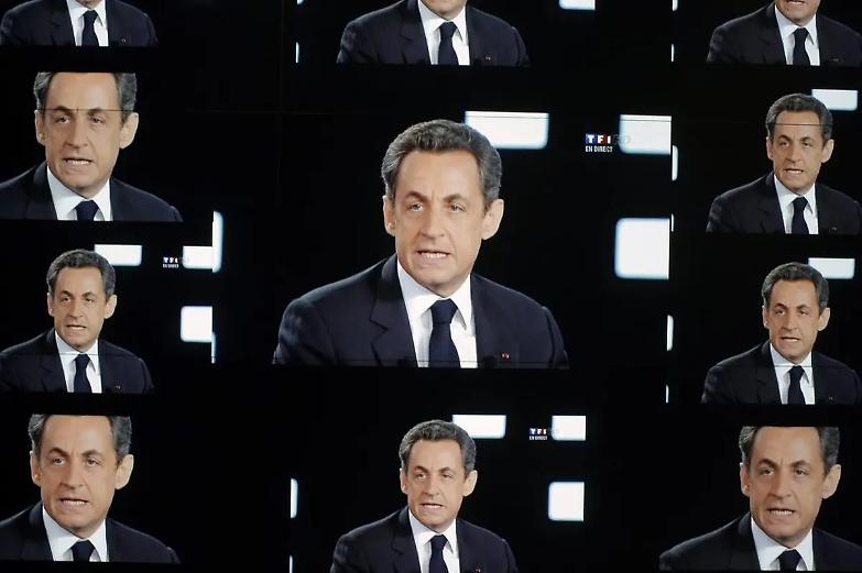 Francia, Sarkozy condannato a un anno con braccialetto elettronico