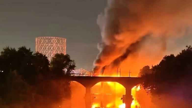 Incendio a Roma, crollano pezzi del "Ponte di ferro". Si indaga per scoprire le cause