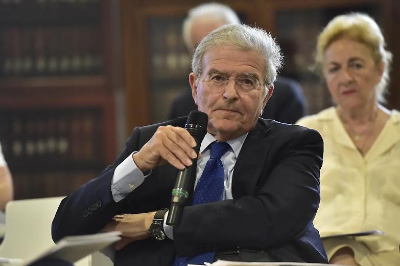 Cicchitto: &laquo;Candidati imbarazzanti, il flop del centrodestra un risultato inevitabile&raquo;