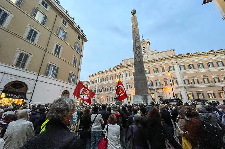 &laquo;Una doverosa reazione morale&raquo;. La politica scende in piazza per Lucano