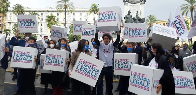 Eutanasia legale, oltre un milione di firme depositate in Cassazione