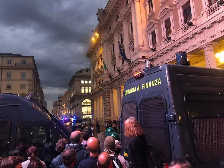 Roma assediata, la politica: "In azione squadrismo fascista"