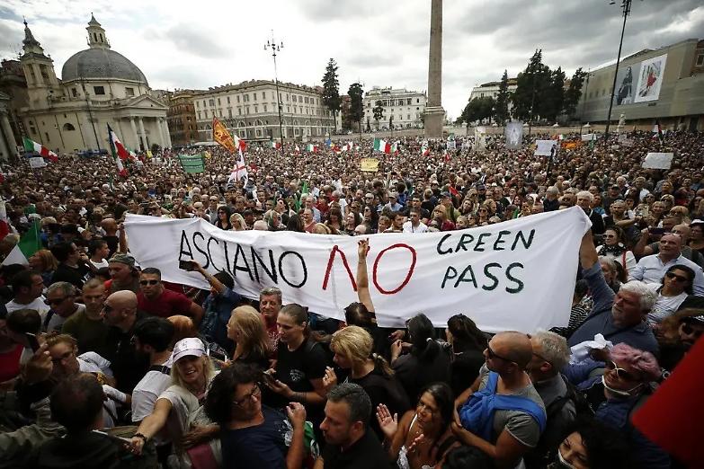 "No green pass", scontri a Roma: Forza Nuova attacca la sede della Cgil