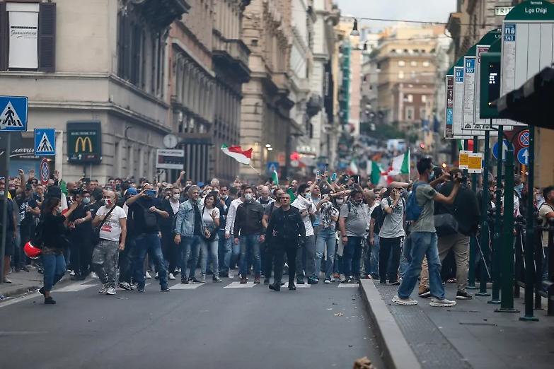 Scontri dopo il corteo "no Green pass", arrestati i vertici di Forza Nuova