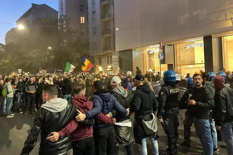 No Green pass, tensione a Milano. Striscioni contro governo e sindacati