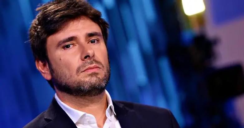 &laquo;Serviva ascolto, non manganelli&raquo;. Dibba con i manifestanti no green pass