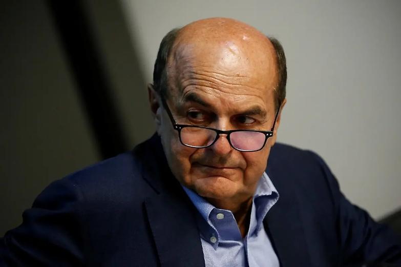 Bersani al Pd: "Attenzione a non bruciare Draghi per il Colle"