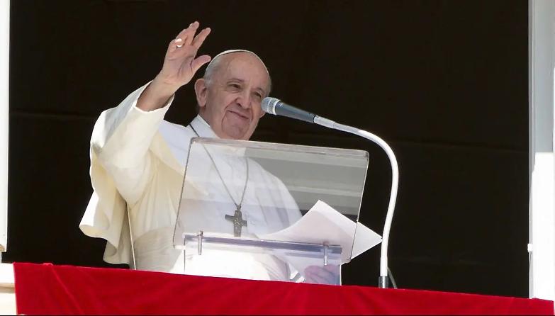 Papa Francesco all'Angelus: &laquo;Basta respingimenti&raquo;