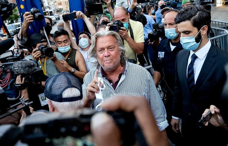 Capitol Hill, Bannon si consegna all'Fbi: &egrave; accusato di oltraggio al Congresso