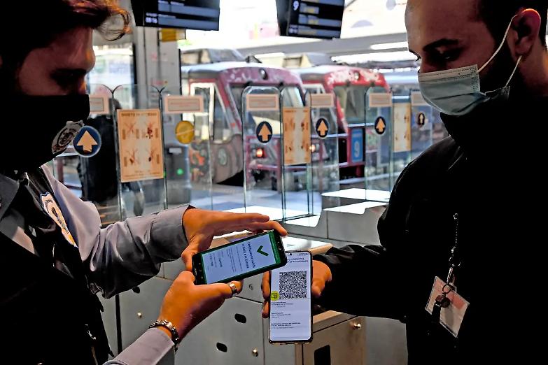 Verso il super Green pass. Speranza: &laquo;Alzare il livello di attenzione&raquo;