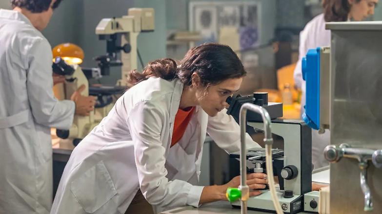 Trafficante di virus, in sala la storia della scienziata Ilaria Capua