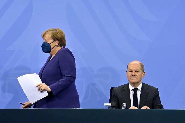 Lockdown per i non vaccinati in Germania. E Merkel spinge per l'obbligo