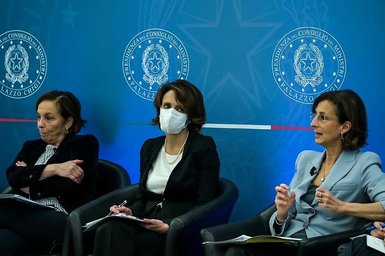 Violenza sulle donne, il governo approva la stretta: dai braccialetti elettronici all'arresto immediato