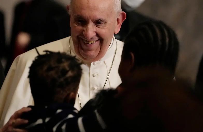 Papa Francesco: &laquo;L'odio di oggi &egrave; il filo spinato: i lager esistono ancora sulle nostre coste&raquo;