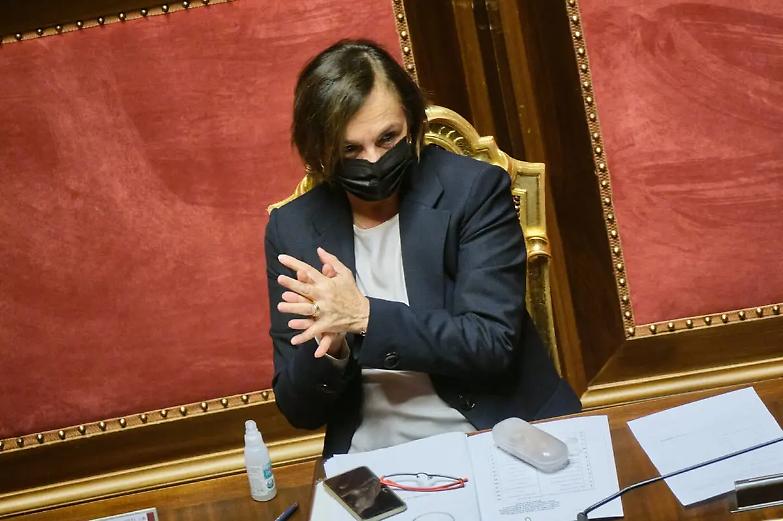 Inchiesta caporalato, Di Bari lascia il Viminale. E Salvini attacca Lamorgese