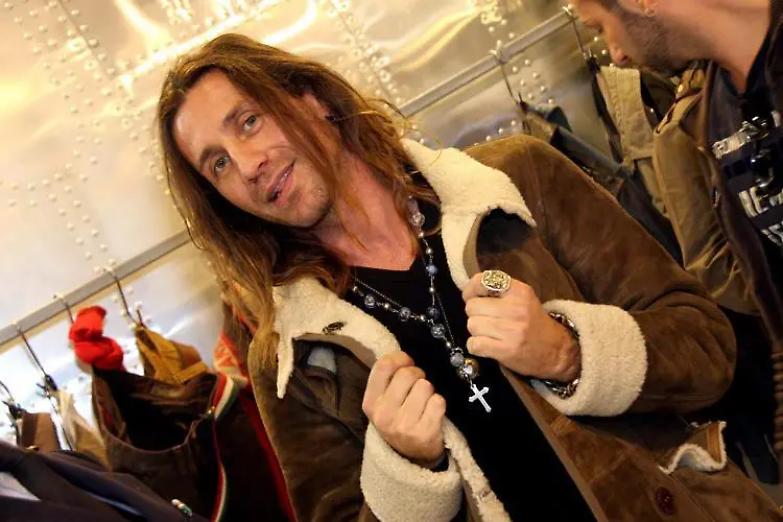 Povia salta la manifestazione anti green pass: "Sono positivo al Covid"