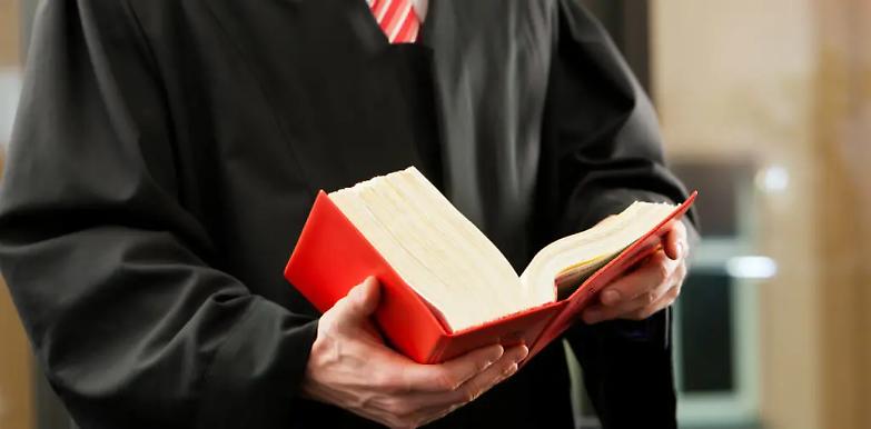 &laquo;Negli atenei si insegni a scrivere da giudice e da avvocato&raquo;