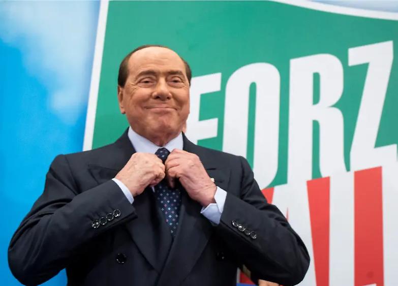 Berlusconi giura: &laquo;Son patriota&raquo;. Ma Meloni lo scarica pubblicamente