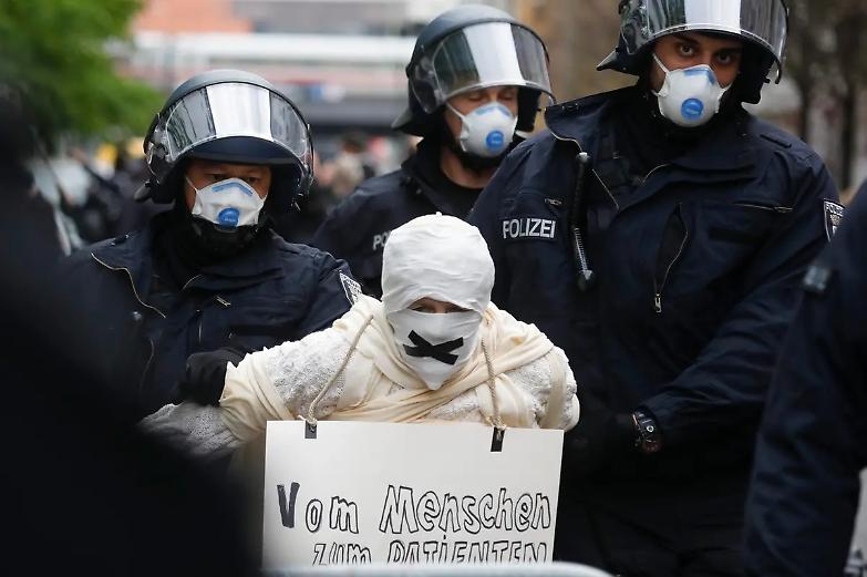 No vax, minacce di morte al governatore della Sassonia: su Telegram il piano con arco e frecce