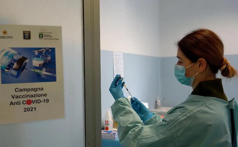 &laquo;Omicron non buca tre dosi di Pfizer, ma forse solo AstraZeneca&raquo;