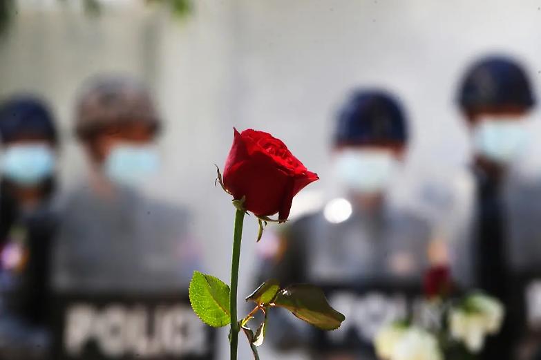 Birmania, strage di civili: almeno 40 uomini torturati e ammazzati