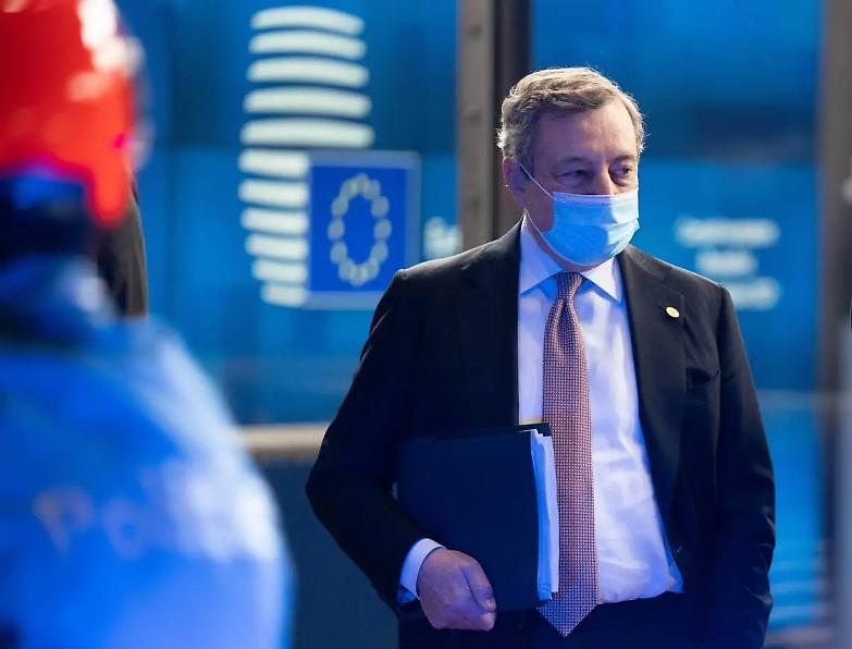 &laquo;Mario Draghi resti premier: in conclave rischia di uscire da parroco&raquo;