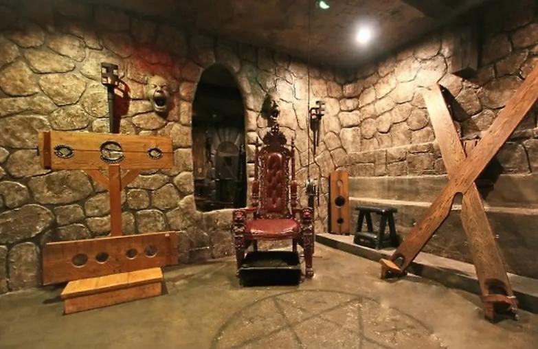 Il giudice che collezionava strumenti di tortura. E ci nascondeva le mazzette...