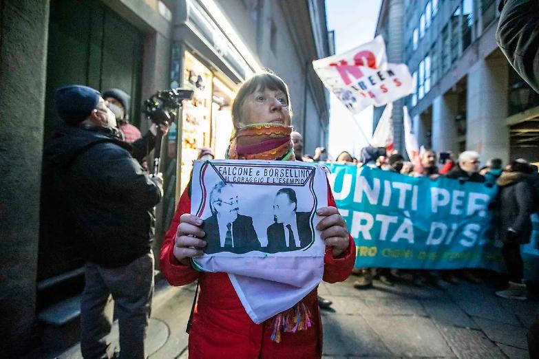 No vax di nuovo in piazza, Mattei: &laquo;Io come i prof che rifiutarono il fascismo&raquo;