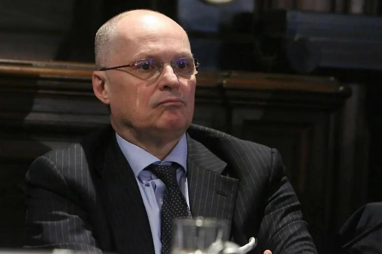 Ricciardi: &laquo;Vaccinare tutti e tamponi per isolare gli infetti: in 8 giorni si pu&ograve;&raquo;