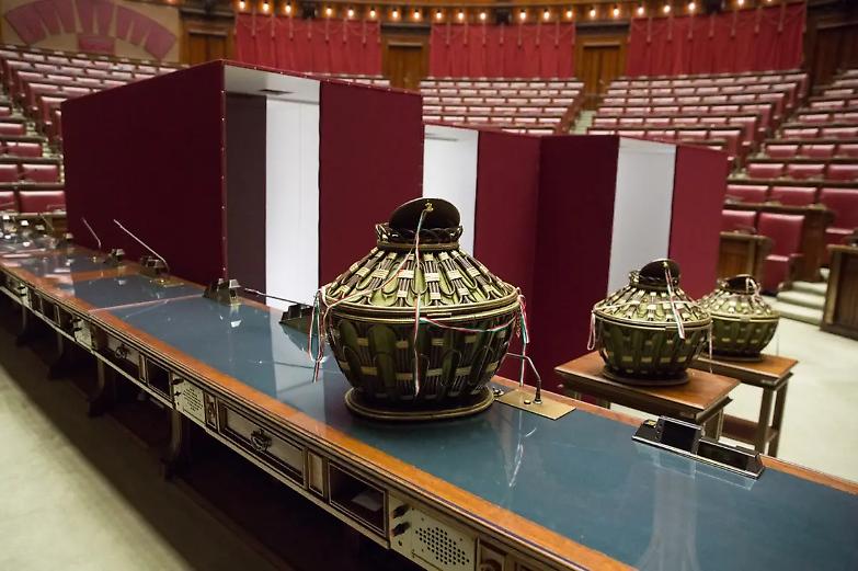 Quirinale, prima fumata nera. Dalla valanga bianca spunta anche Gratteri