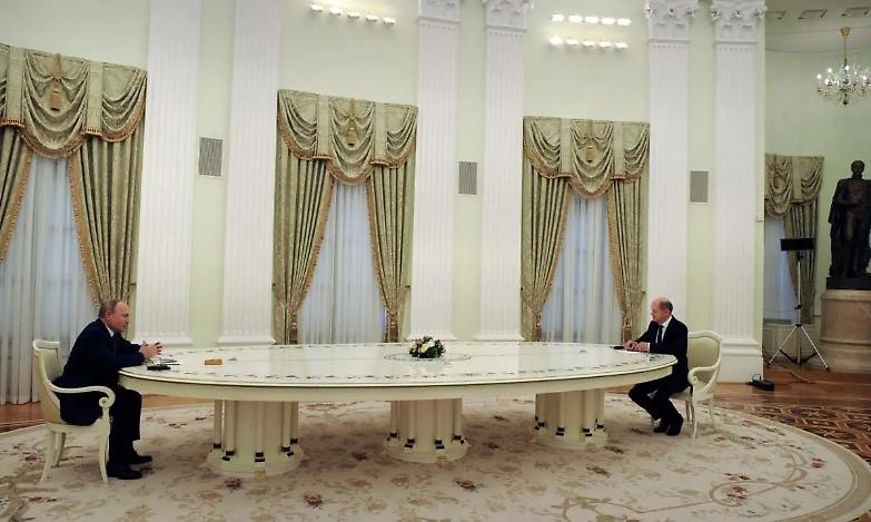 Putin: &laquo;La Russia non vuole la guerra, ma la Nato stia lontana dai nostri confini&raquo;