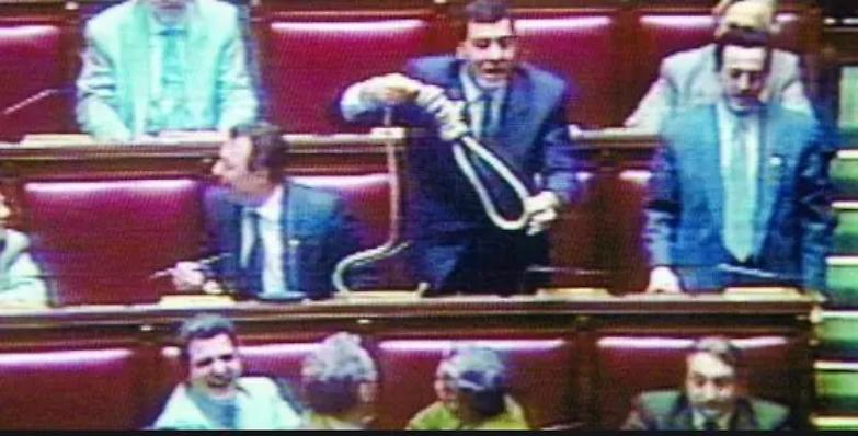 I girotondi dei missini, il cappio in Parlamento della Lega, le &ldquo;lezioni&rdquo; del Pds. Come &egrave; potuto accadere?