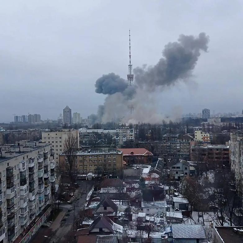 Colpita la torre della Tv a Kiev. Zelensky a Usa e Ue: "Non siamo in un film, fermate la guerra"