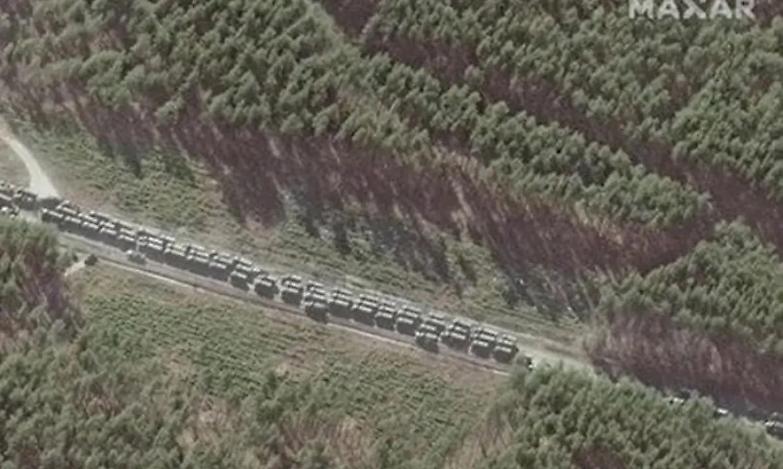 La Russia non arretra, convoglio militare lungo 64 km verso l'Ucraina