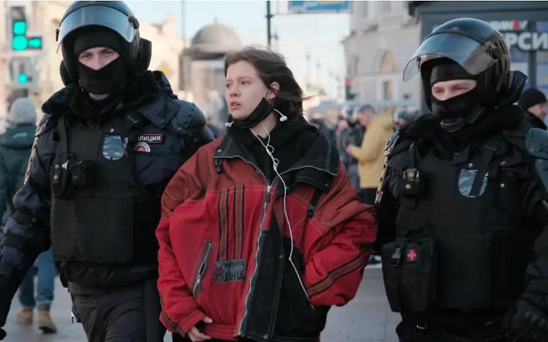 La polizia russa ferma i dissidenti e benedice i cortei pro Putin