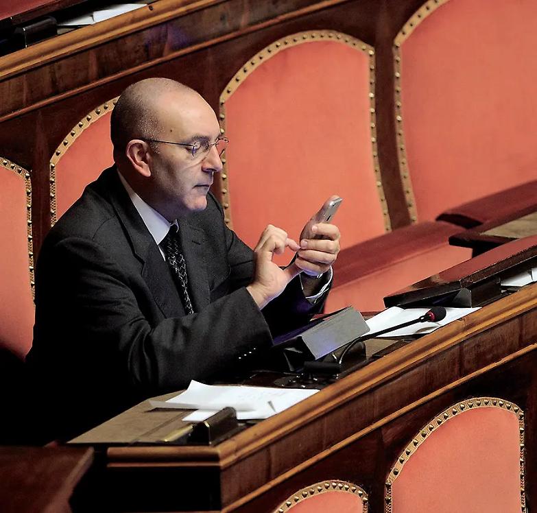 Il grillino contrario alle armi agli ucraini resta alla guida della commissione Esteri