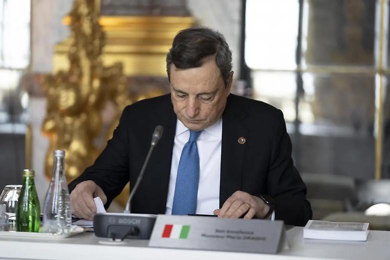 Draghi a Versailles: &laquo;Non chiamiamola economia di guerra. Per&ograve; prepariamoci...&raquo;