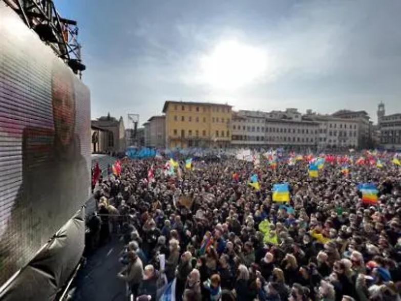 Zelensky alla piazza di Firenze: &laquo;Difendendo l&rsquo;Ucraina si difende l&rsquo;Europa&raquo;