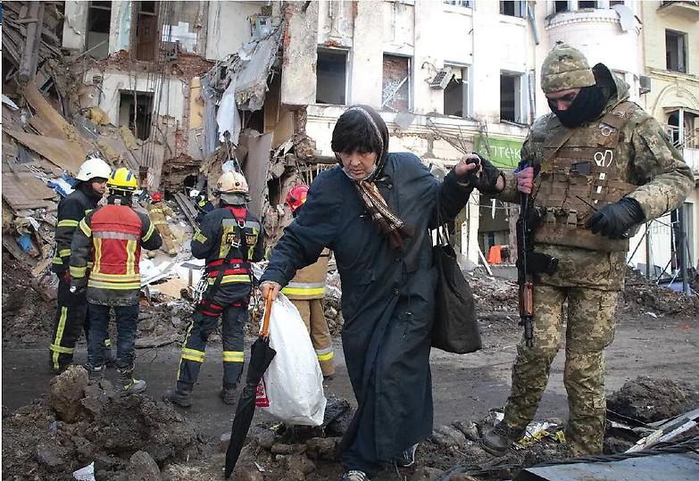 Bombe sulle citt&agrave; decine di morti in tutta l&rsquo;Ucraina