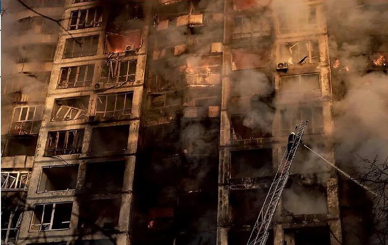 L&rsquo;allarme di Macron &laquo;Prepariamoci a una guerra ad alta intensit&agrave; in Europa&raquo;