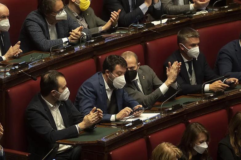 L&rsquo;eroe per caso non scalda il cuore di Salvini, che cita il Papa e scappa via