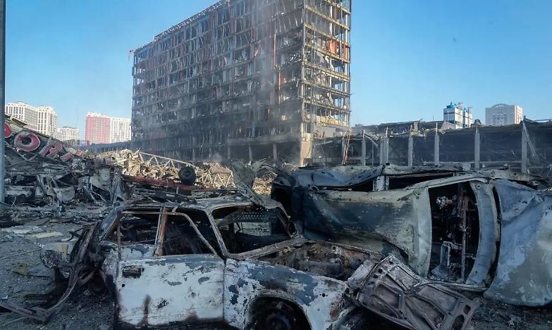 Guerra Ucraina-Russia, Zelensky al summit della Nato. Nuove sanzioni contro Mosca (e Minsk)