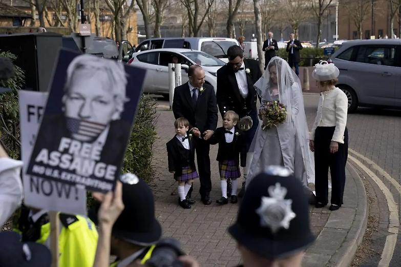 Nozze in massima sicurezza: Julian Assange sposa Stella Moris