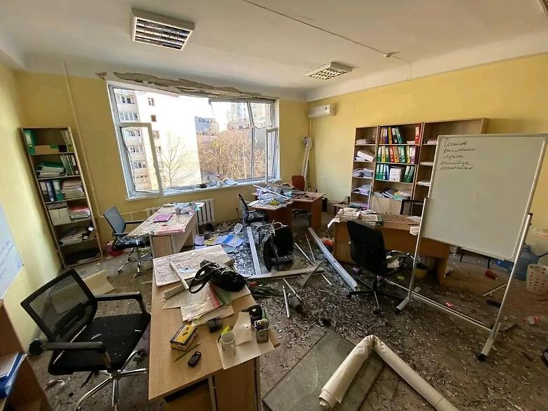 &laquo;Il mio studio legale distrutto da un razzo russo. Anni di sacrifici in fumo in pochi attimi&raquo;