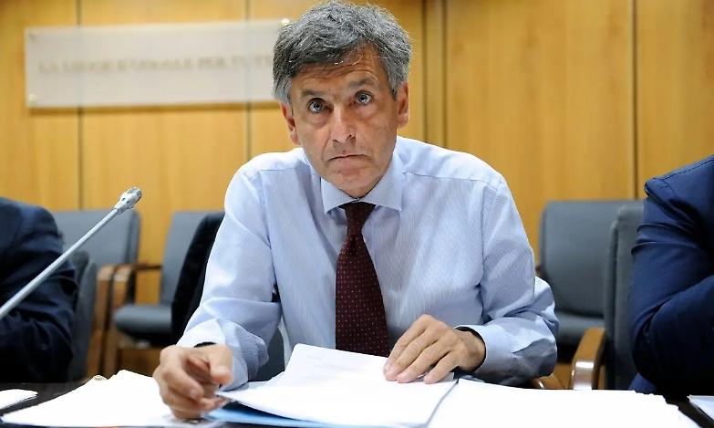 La deriva vagamente spiritistica dell&rsquo;accademico del No che evoca e travisa Vassalli