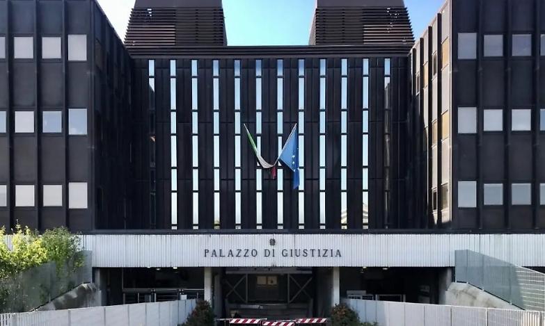 Reggio Emilia, entra in tribunale armato di coltello: fermato e denunciato