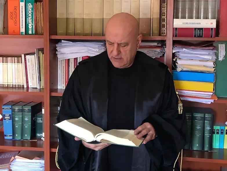 L&rsquo;avvocato &egrave; malato, il pm lo fa perquisire e poi lo indaga