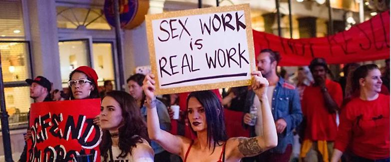 Punire per reprimere, la trovata del M5S contro la prostituzione