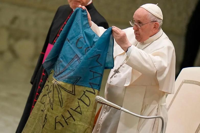 Il Papa: &laquo;Assistiamo all'impotenza dell'Onu&raquo;. E mostra la bandiera da Bucha