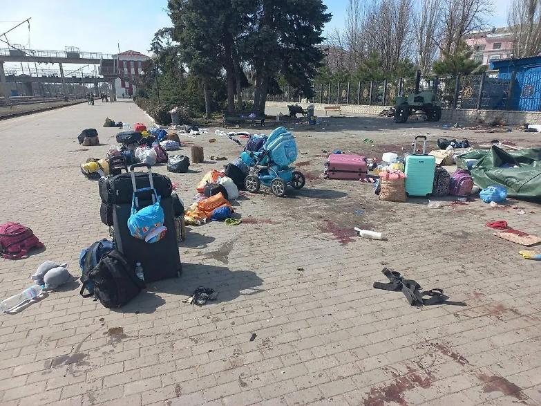 Strage alla stazione di Kramatorsk, 50 vittime. Il Cremlino: "L'operazione in Ucraina potrebbe finire presto"